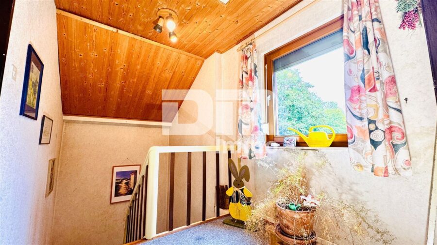 Modernisiertes Einfamilienhaus auf riesigem Grundstück mit Carport und Nebengebäude - OG / DG Treppenaufgang